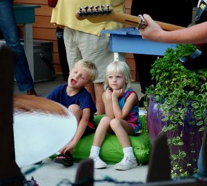 Barn som lyssnar på musik.. Barn som lyssnar på musik..